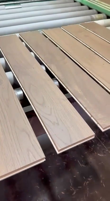 Video: grey-toned oak planks on the roller line